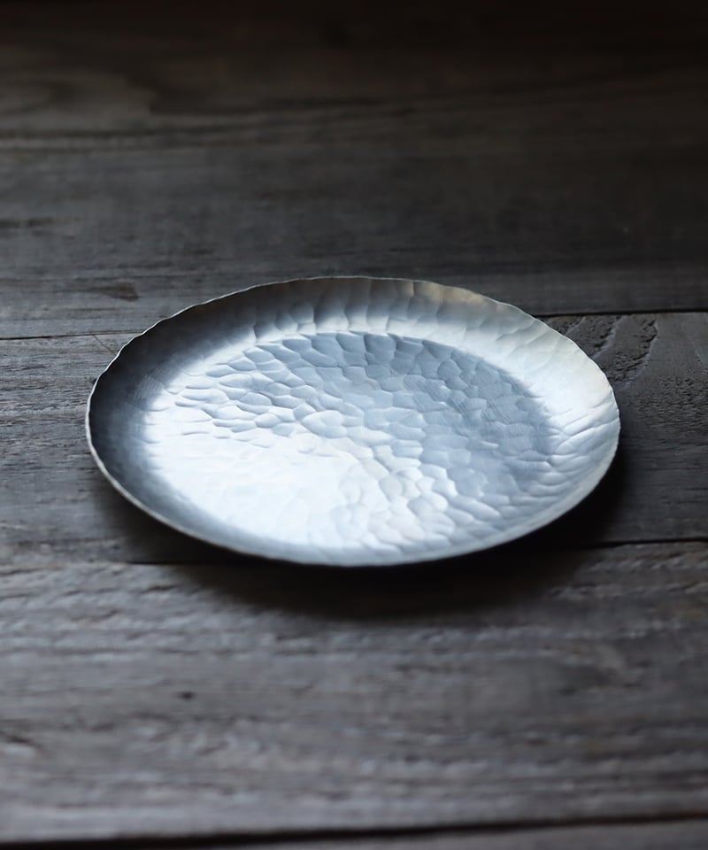 イリス　錫満月皿 まいにち彫金 本錫製皿「月桂樹」 | 宮本商行オンラインショップ