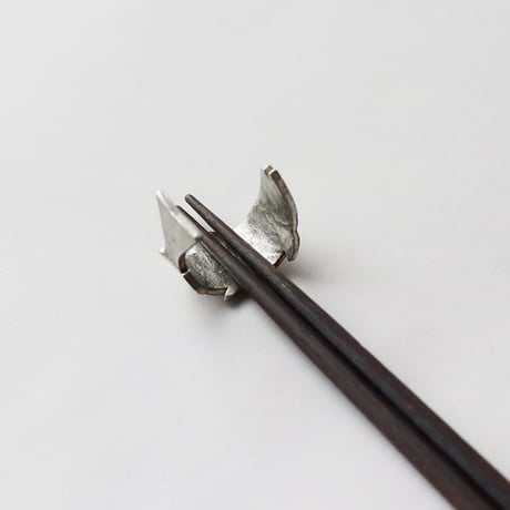 錫でできた魚のカタチの箸置き