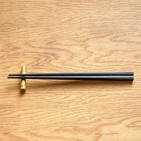 小枝のような真鍮の箸置き