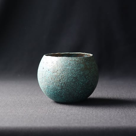 まあるい花器　緑青鎚目