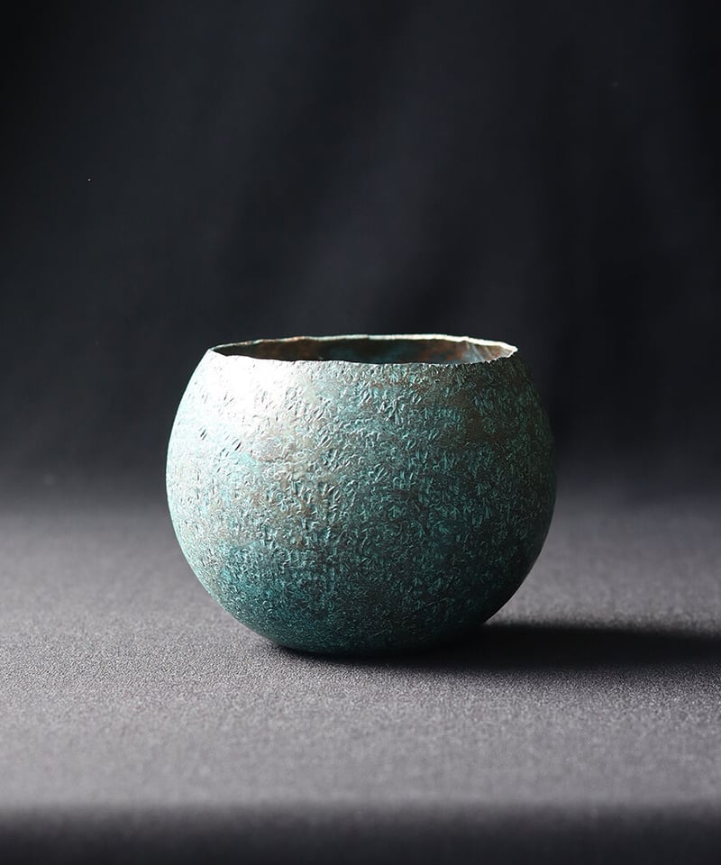 ★織部　花器　深緑色 まあるい花器 緑青鎚目 | WATO