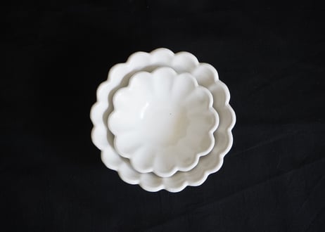安部06 : 白釉輪花鉢