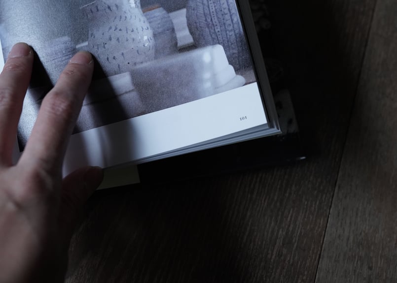 Book / 小菅幸子 陶器の小さなブローチ（ポストカード付） | ヨリフネ