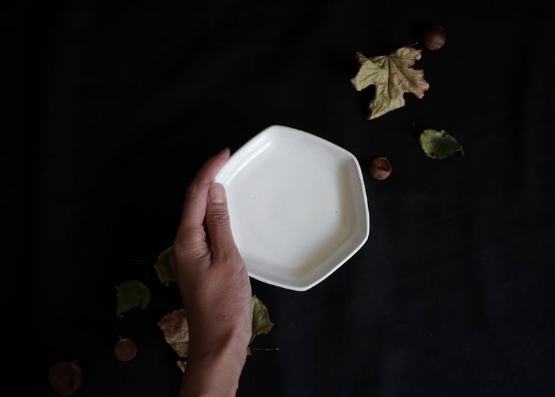 安部24 : 白釉六角皿 | ヨリフネ