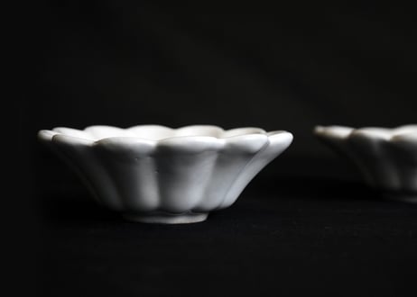 安部05 : 白釉輪花小鉢