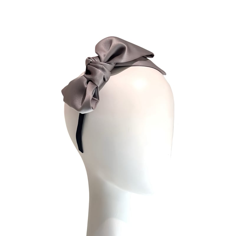 Jennifer Ouellette／Satin Finesse Bow ヘアバンド(グレー)