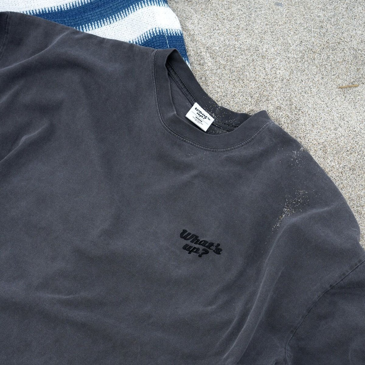 PIGMENT DYE TEE BLACK | What's up ?