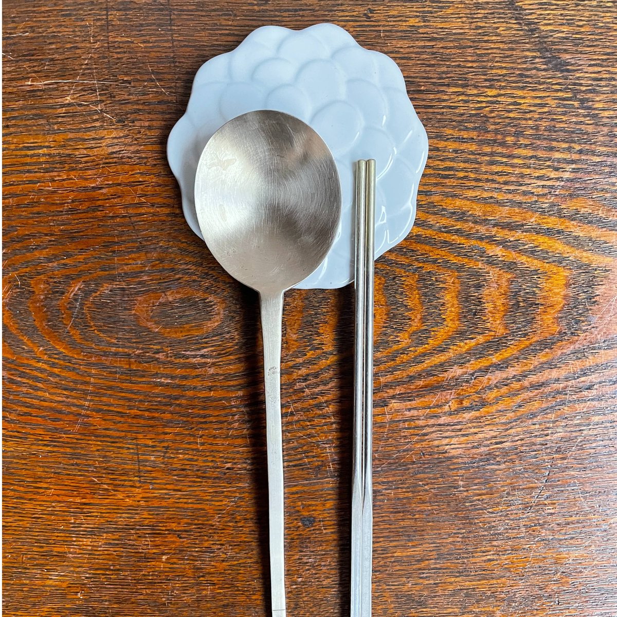 チョロクハンアリ工房/花びら箸置き豆皿 白 | hapun