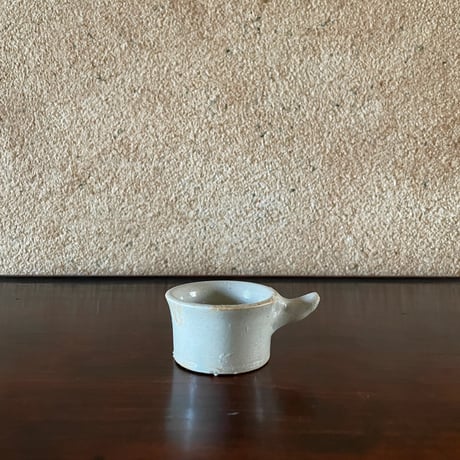 小さな白磁の一輪挿しと取手付きの器