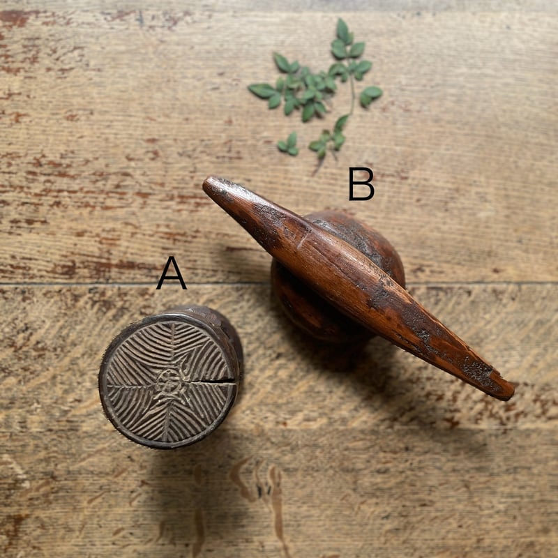 韓国呼び名は李朝時代のトクサル(餅型用押し型) 李朝の餅型 トクサルの香立 – Luten