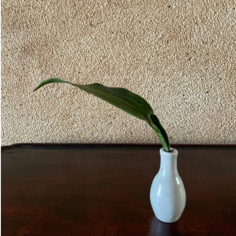 小さな白磁の一輪挿しと取手付きの器