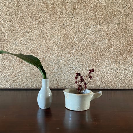 小さな白磁の一輪挿しと取手付きの器