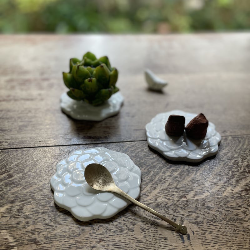 チョロクハンアリ工房/花びら箸置き豆皿 白 | hapun