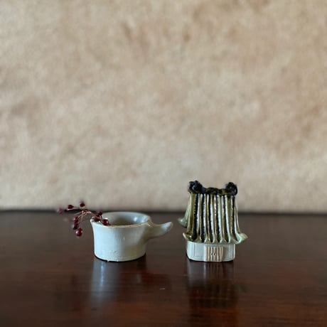 小さな白磁の一輪挿しと取手付きの器