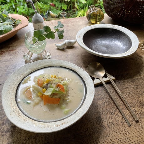 hapun pottery/パスタ・カレー皿  黒とオフホワイト変形シリーズ
