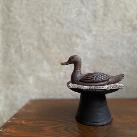 木彫りの女性と鳥 2羽 木彫りの女性と鳥 2羽