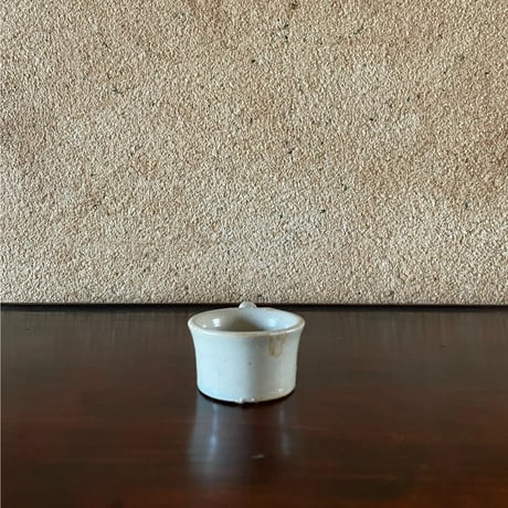 小さな白磁の一輪挿しと取手付きの器