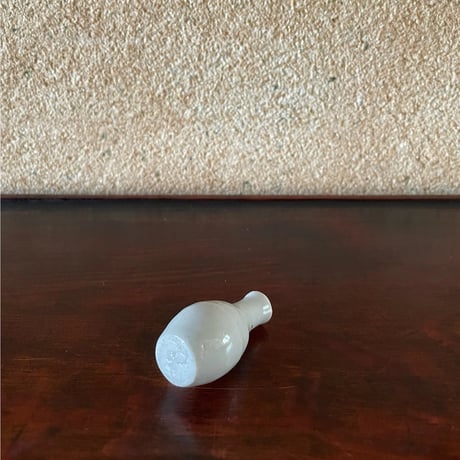 小さな白磁の一輪挿しと取手付きの器