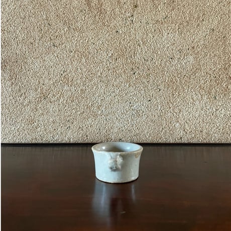 小さな白磁の一輪挿しと取手付きの器