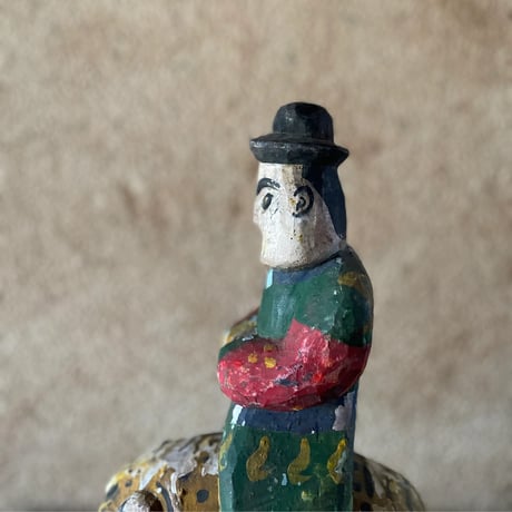 虎に乗った人/韓国の古い木彫りの人形