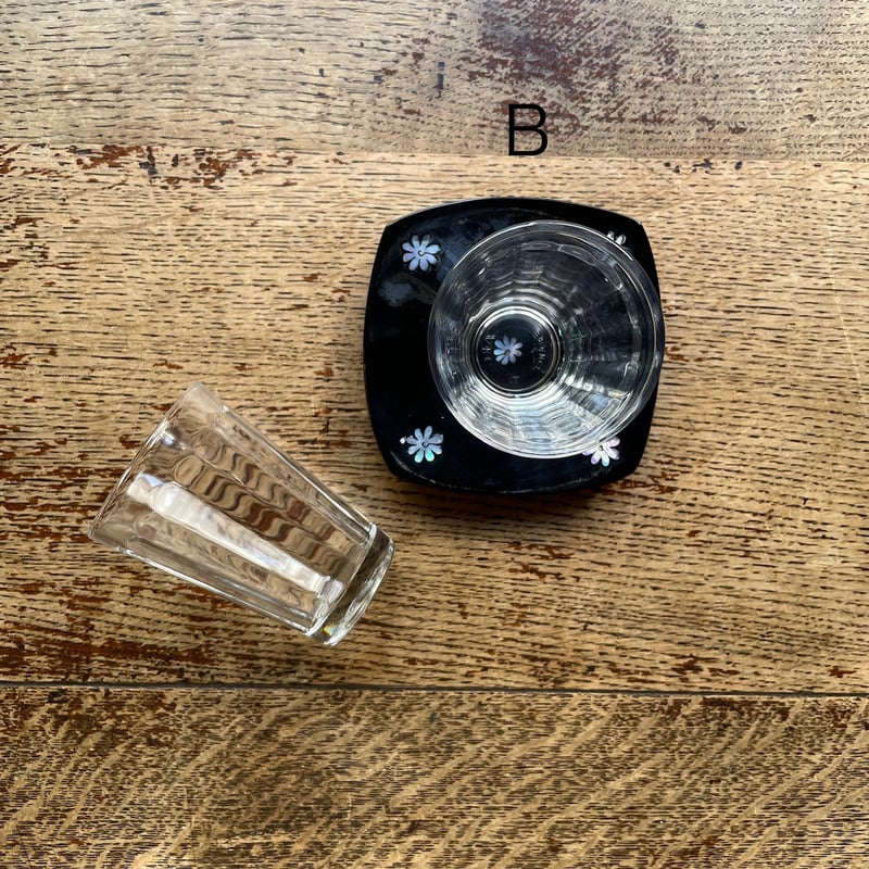 骨董品　螺鈿蒔絵黒塗り茶托　金巻絵茶托　Traditional Japanese 螺鈿細工の茶托 ヴィンテージ | hapun