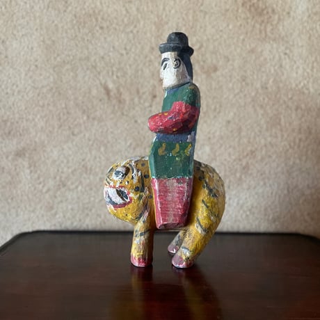 虎に乗った人/韓国の古い木彫りの人形