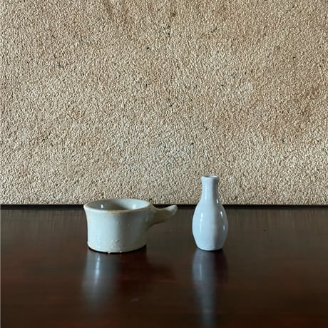 小さな白磁の一輪挿しと取手付きの器