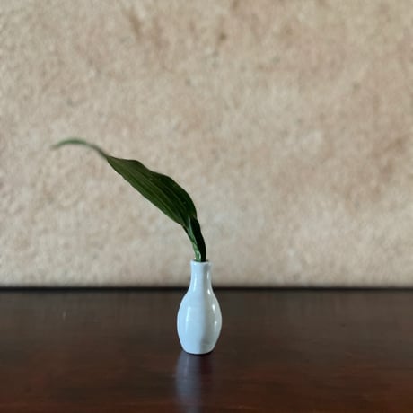 小さな白磁の一輪挿しと取手付きの器