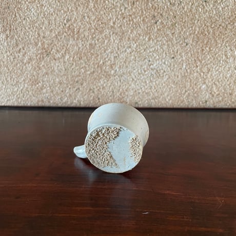 小さな白磁の一輪挿しと取手付きの器