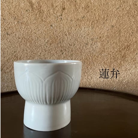 李灯りとんさんの白磁高台小鉢