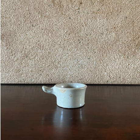 小さな白磁の一輪挿しと取手付きの器