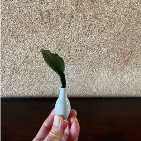 小さな白磁の一輪挿しと取手付きの器