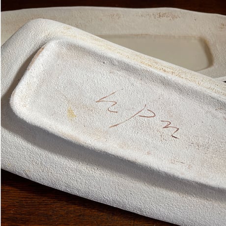 hapun pottery/プレート 変形シリーズ　黒とオフホワイト