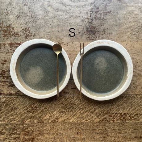hapun pottery ナチュラル変形シリーズ リムプレート丸 グリーン
