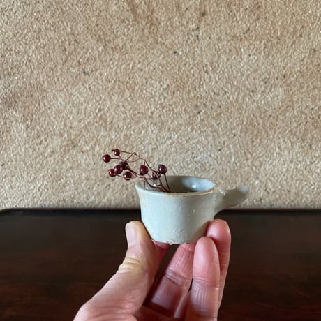小さな白磁の一輪挿しと取手付きの器
