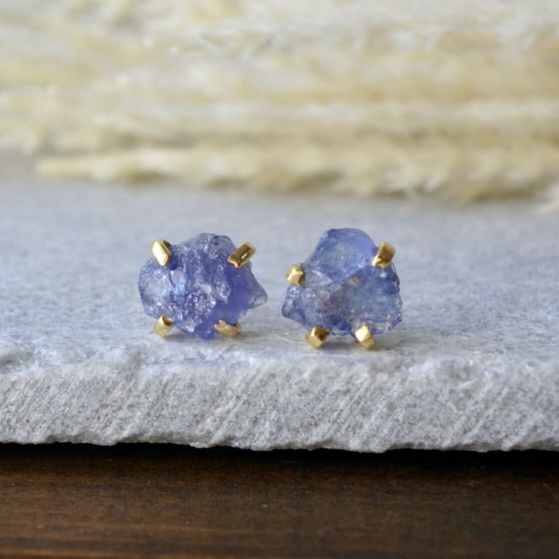 タンザナイト ラフカット（原石）スタッドピアス 14kゴールドプレー