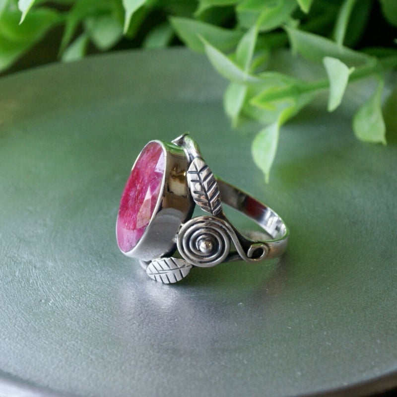 レッド ルビー オーバルシェイプ リーフモチーフリング シルバー925