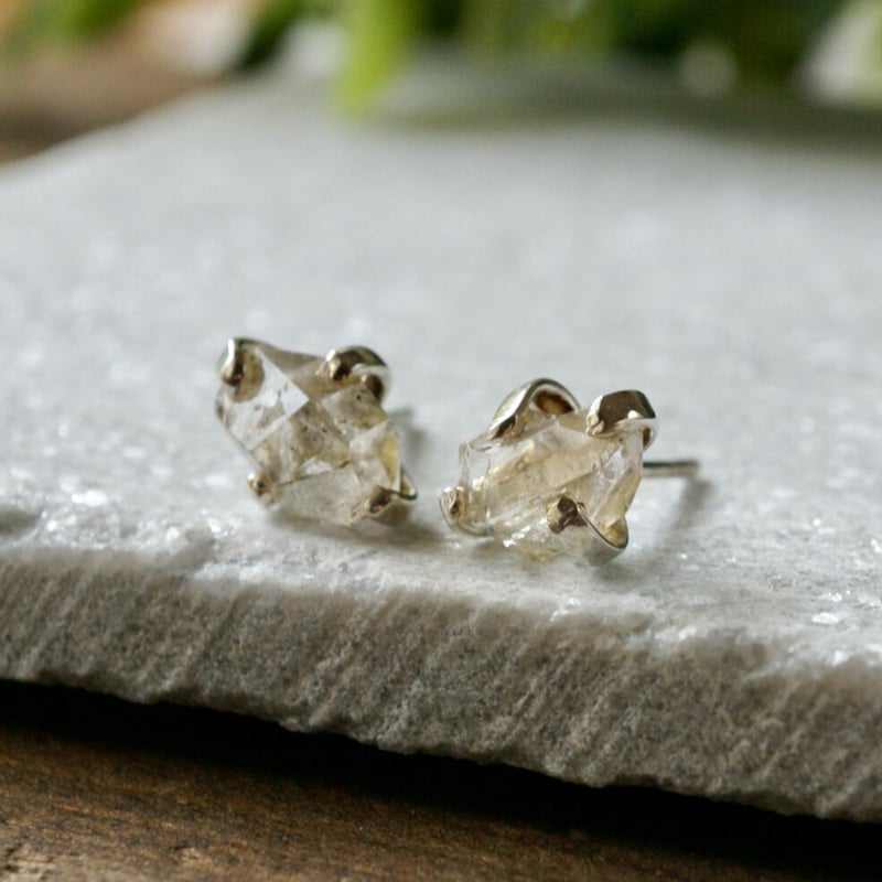 ハーキマーダイヤモンド（水晶）ラフカット（原石）スタッドピアス