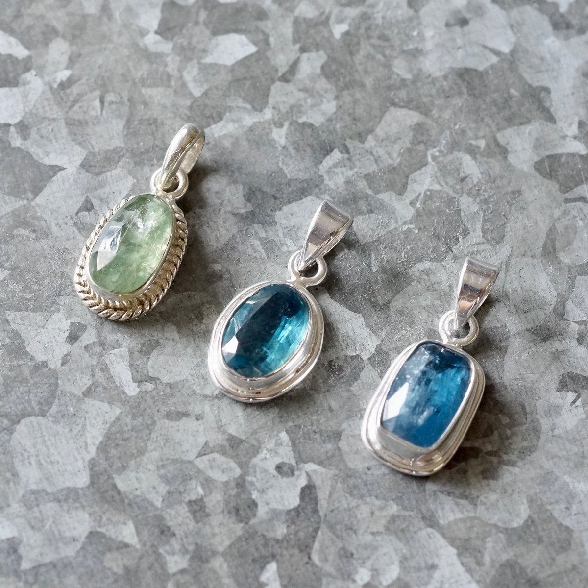 【40%OFF】天然石ペンダント　カイヤナイト　ターコイズ SV925刻印 天然石ペンダントカイヤナイト青ターコイズ40*29mm SV925刻印