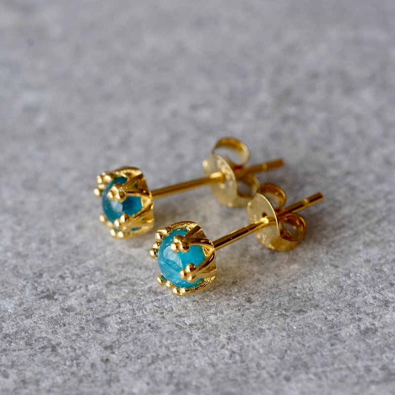 Handmade】ネオンブルーアパタイト クラウンモチーフ スタッドピアス