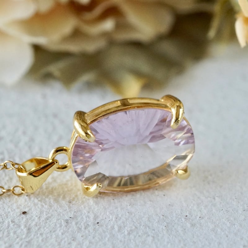 宝石のようなコンケーブカットダイヤピンクアメジストのピアス