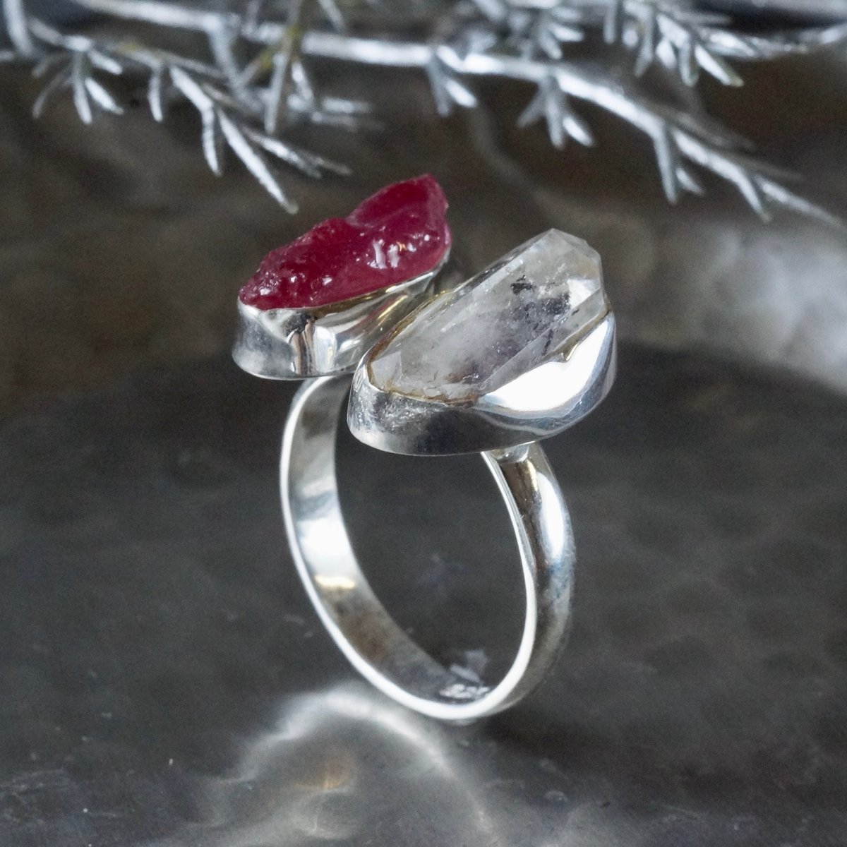 希少な石。ラグジュアリーリング ＃ハーキマーダイヤモンド ルビー/ハーキマーダイヤモンド（水晶） ラフカット（原石）リング