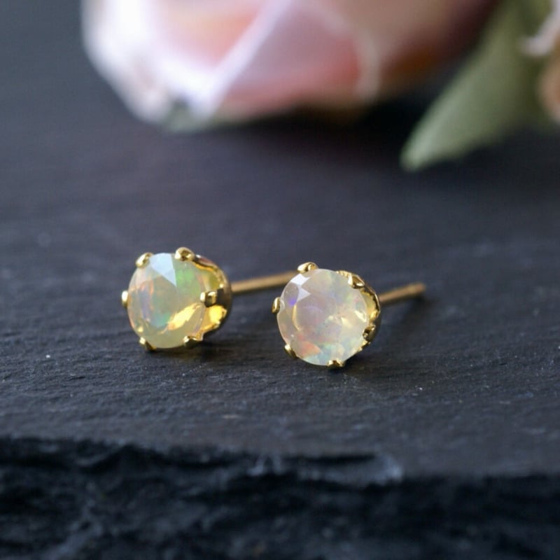 オパールとダイヤ装飾スタッドピアス　 ※キャッチ無し オパールとダイヤ装飾スタッドピアス ※キャッチ無し ダイヤ型 ビーズ