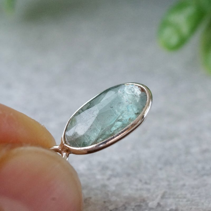 グリーンカイヤナイト オーバルシェイプ ペンダントトップ シルバー925