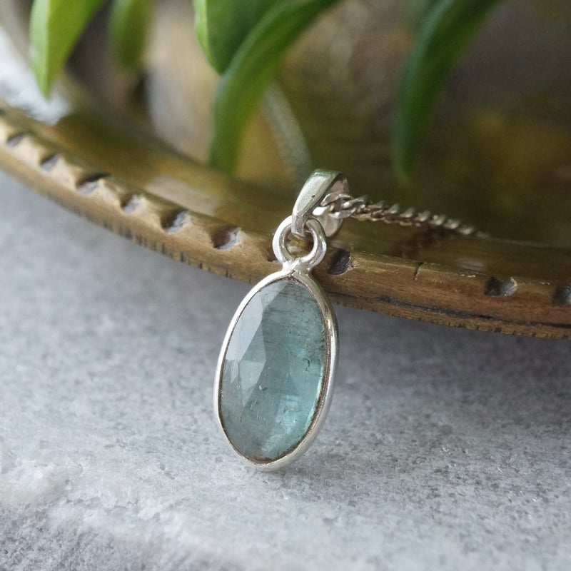 グリーンカイヤナイト オーバルシェイプ ペンダントトップ