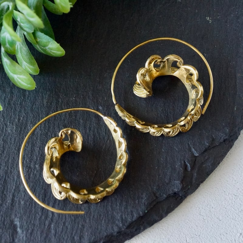 真鍮トライバル スパイラル フープピアス（b-130） | Ratna gemstones