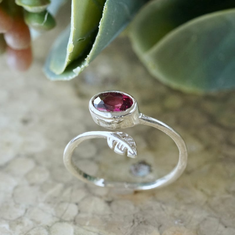 ロードライトガーネット リーフモチーフ フリーサイズリング シルバー