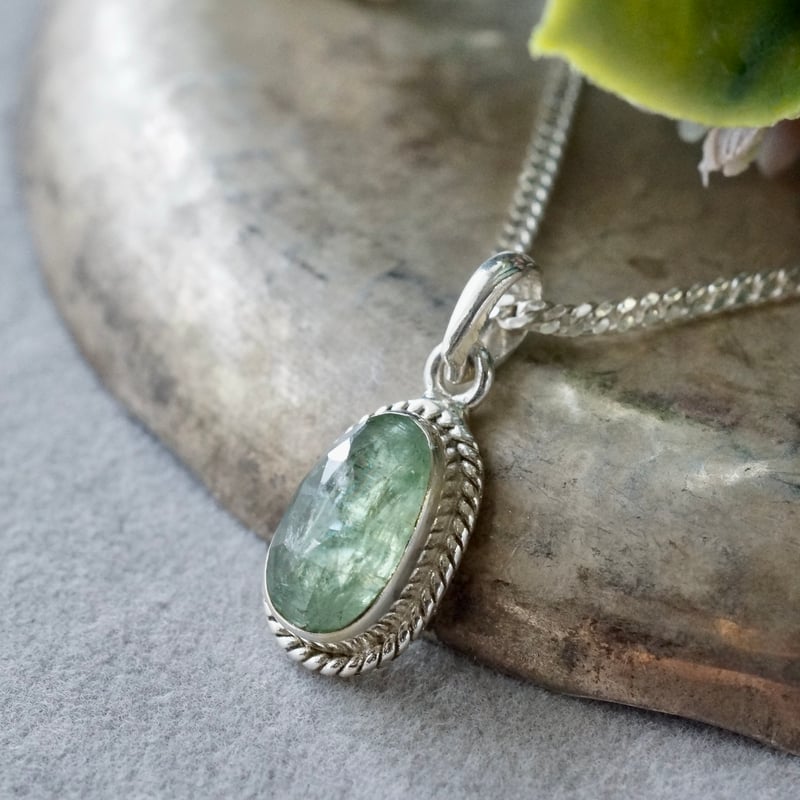 グリーンカイヤナイト ローズカット ペンダントトップ シルバー925