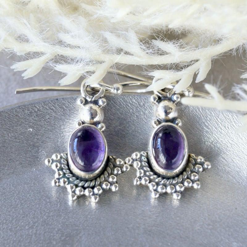 agete ローマンガラスとアメジストのフックピアス