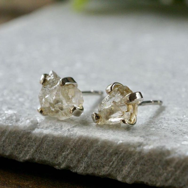 ハーキマーダイヤモンド（水晶）ラフカット（原石）スタッドピアス